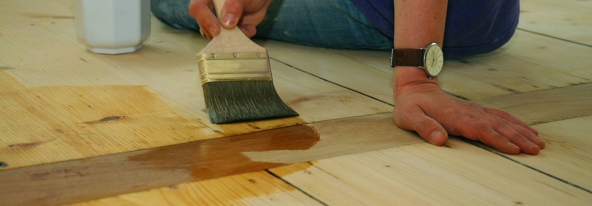 Entretien d'un parquet à l'aide d'une huile spécialisée pour le plancher