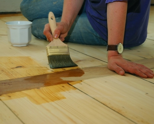 Entretien d'un parquet à l'aide d'une huile spécialisée pour le plancher