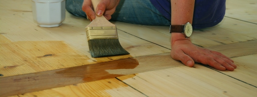 Entretien d'un parquet à l'aide d'une huile spécialisée pour le plancher