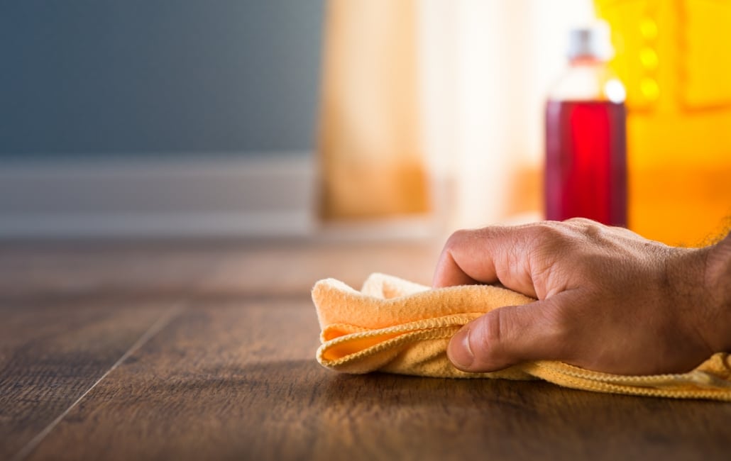 Bien nettoyer le parquet avec des produits naturels