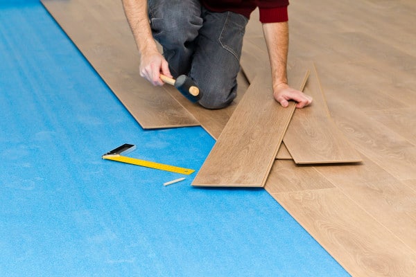 Parquet flottant : comment le poser sur de la moquette ?