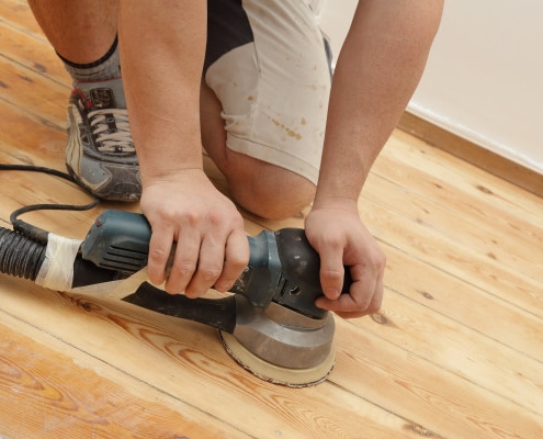 Quelles techniques pour poncer un parquet avec une petite ponceuse ?