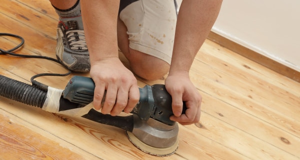 Quelles techniques pour poncer un parquet avec une petite ponceuse ?