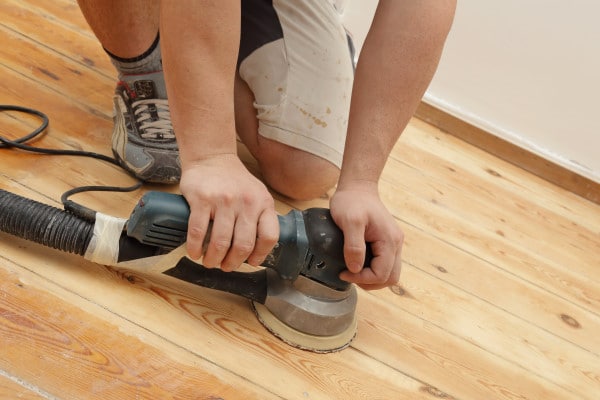 Comment poncer un parquet avec une petite ponceuse ?