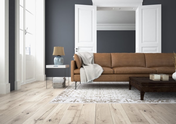 Réussir l'entretien d'un parquet aspect bois brut