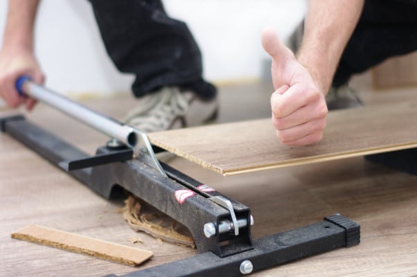 Parquet stratifié déjà posé : les étapes pour le découper