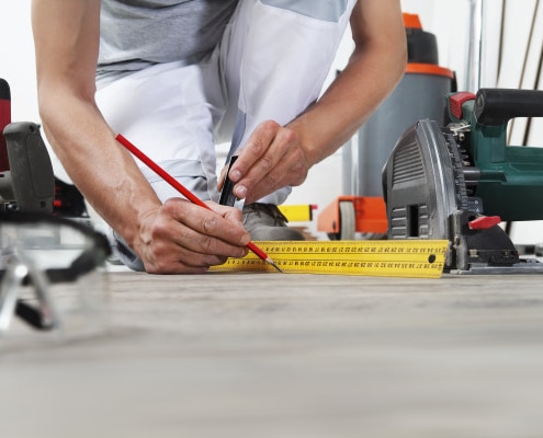 Techniques de coupe de parquet stratifié déjà posé