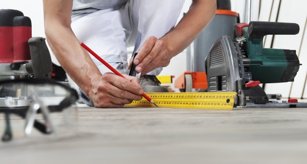 Techniques de coupe de parquet stratifié déjà posé