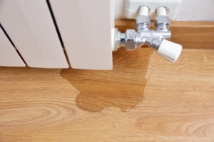 fuite d'eau de radiateur sur du parquet