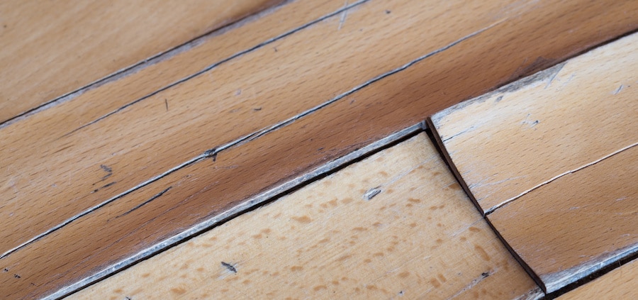 Parquet abimé à cause d'un dégât des eaux